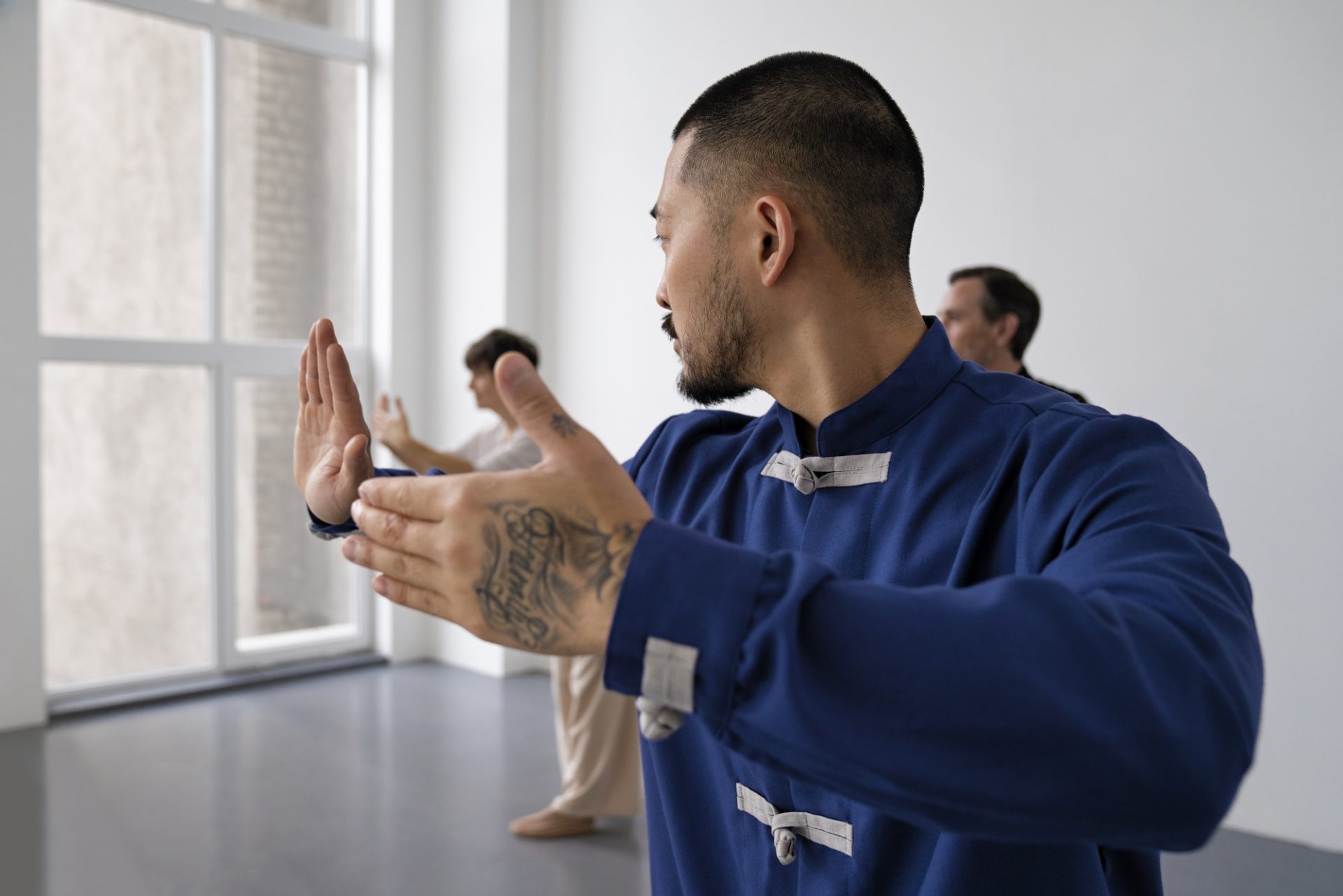 people-practicing-tai-chi-side-view_23-2149960110